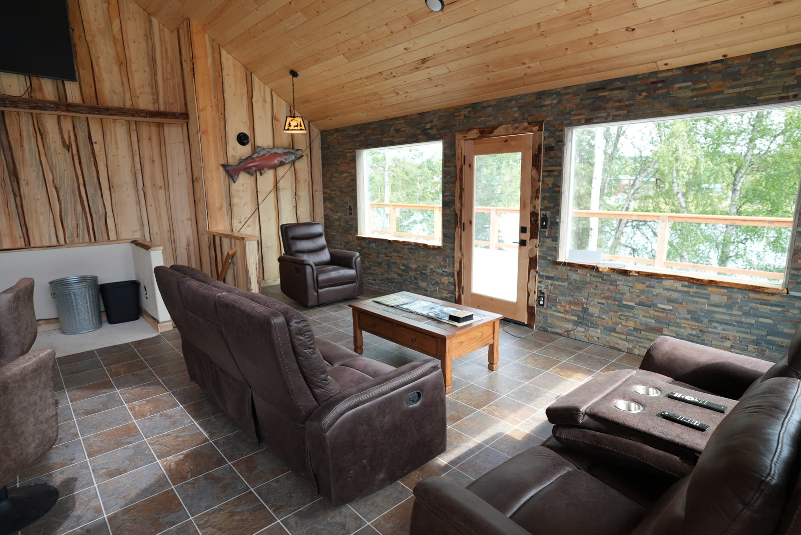 Great room at Kenai River Park Lodge